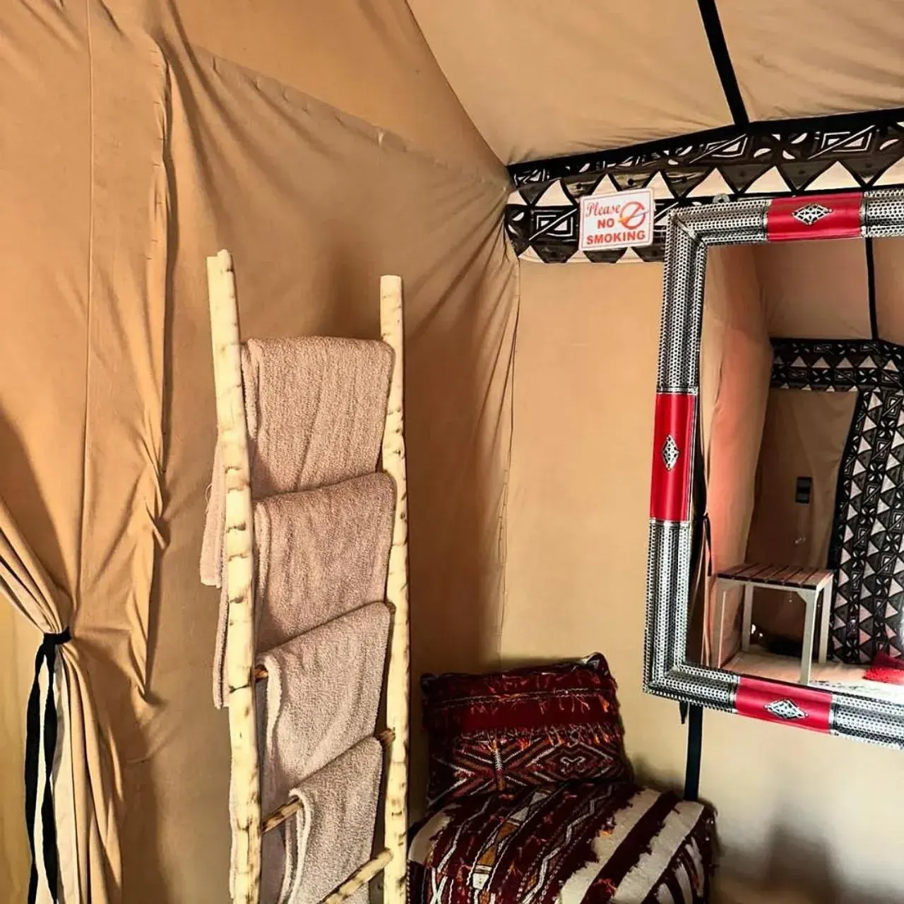 Innenansicht eines Zelts im Aurum Dunes Luxury Camp