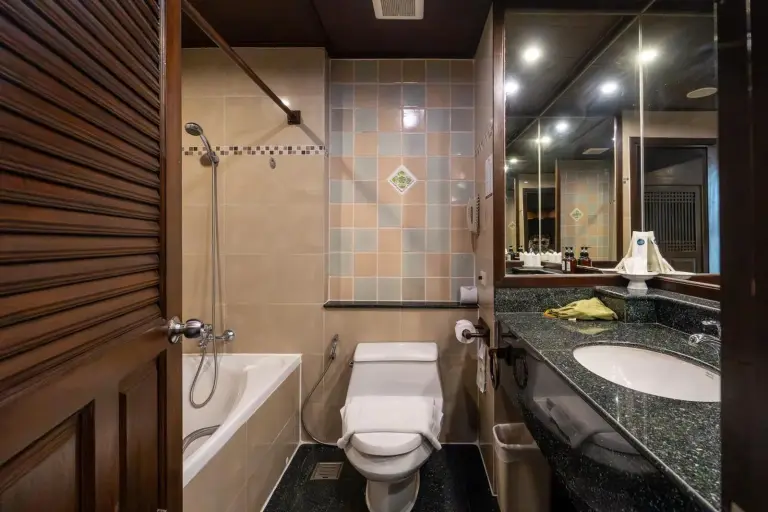 Baño moderno en Avalon Beach Resort Pattaya con bañera, inodoro, lavabo y espejo.