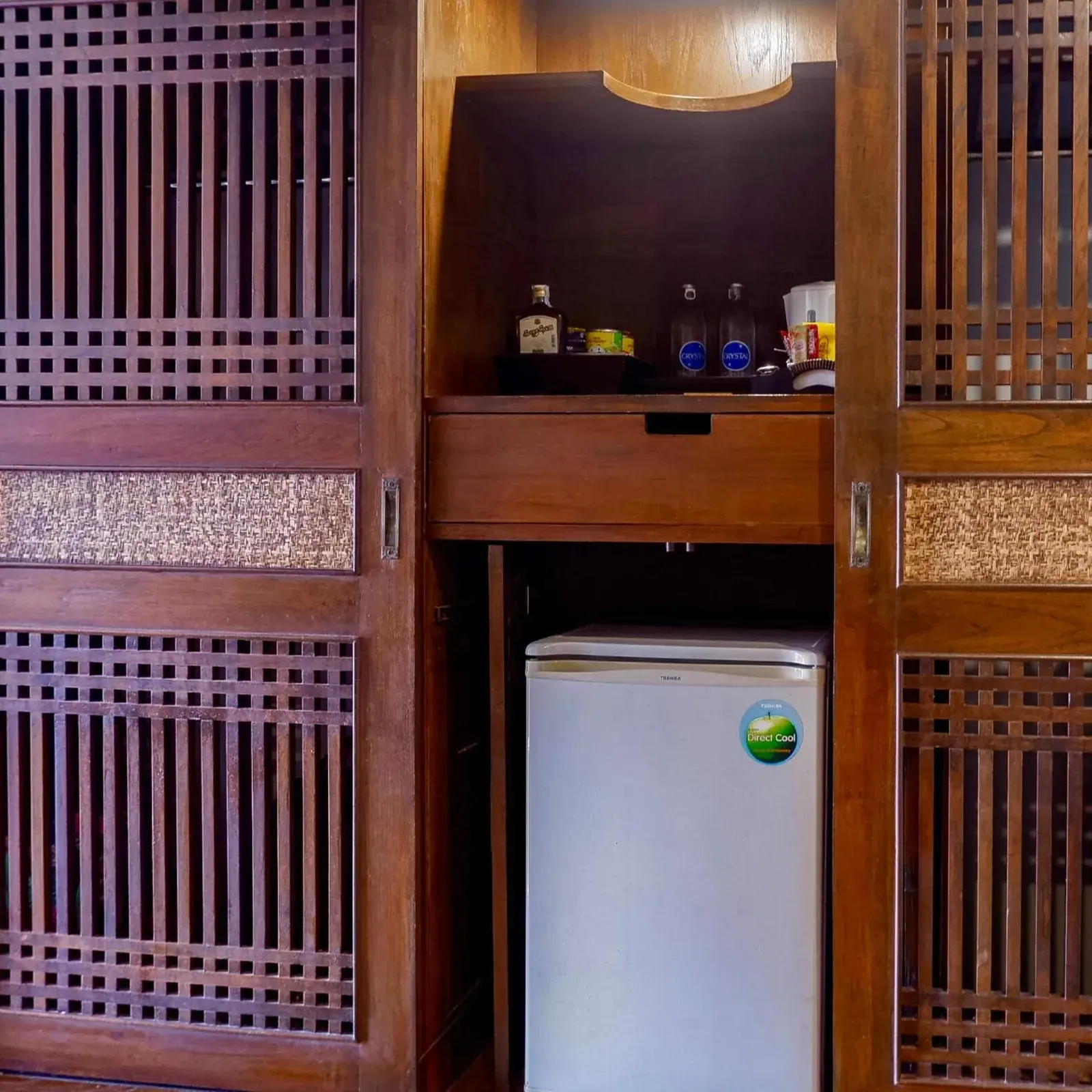 Armario minibar y nevera en la habitación de huéspedes de Avalon Beach Resort Pattaya.