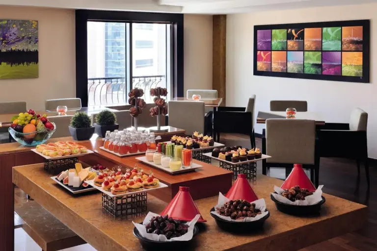 Frühstücksbuffet im Avani Deira Dubai Hotel in Dubai mit Obst, Gebäck und Getränken
