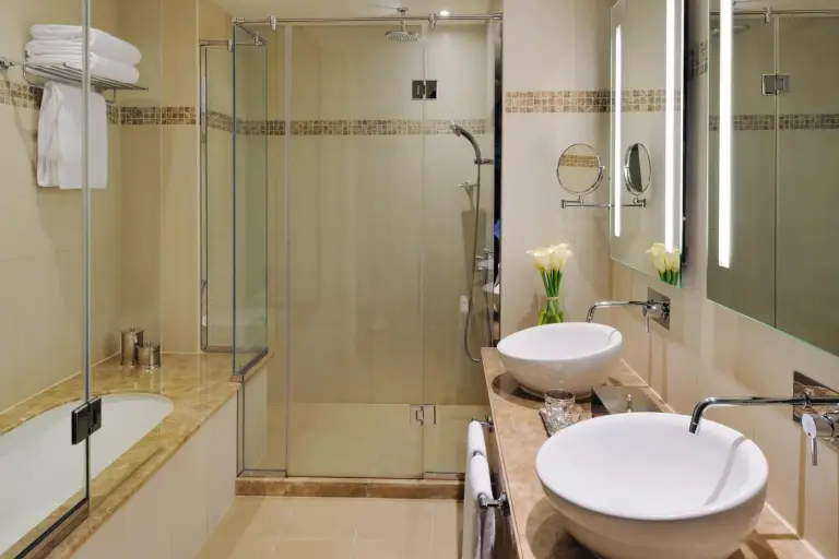 Zimmer im Studio-Stil im Avani Deira Dubai Hotel in Dubai mit Bett, Sitzbereich und TV-Möbel