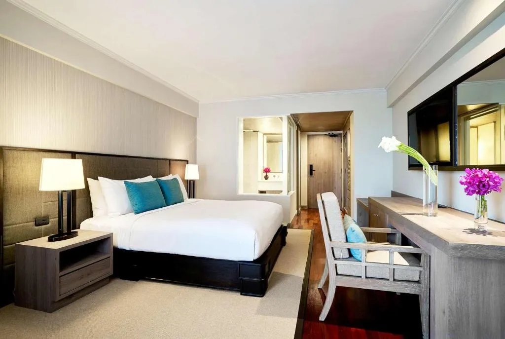 Chambre king de l'Avani Pattaya Resort avec un style contemporain