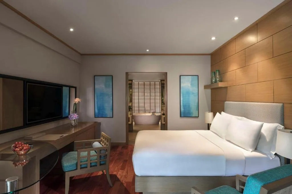 Chambre de luxe de l'Avani Pattaya Resort avec des meubles élégants
