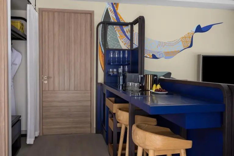 Espace mini-bar au Avani Plus Fares Maldives Resort