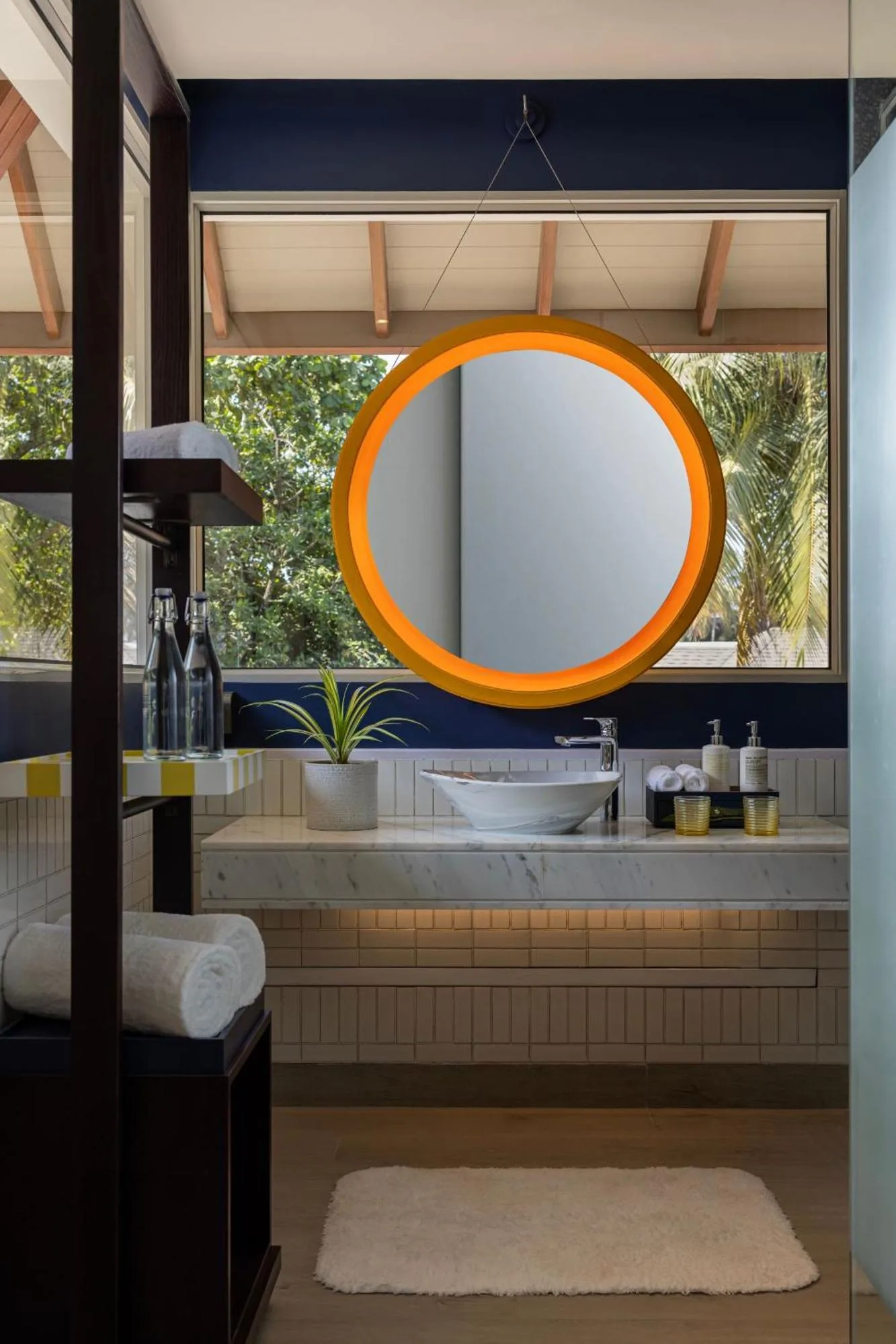 Salle de bains élégante au Avani Plus Fares Maldives Resort