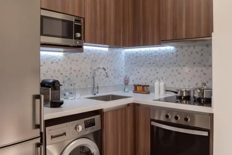 Avani Plus Palm View Dubai Hotel & Suites kitchenette