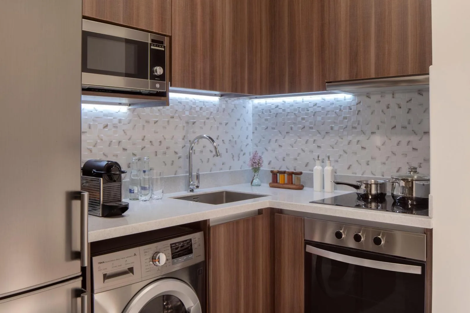 Avani Plus Palm View Dubai Hotel & Suites kitchenette