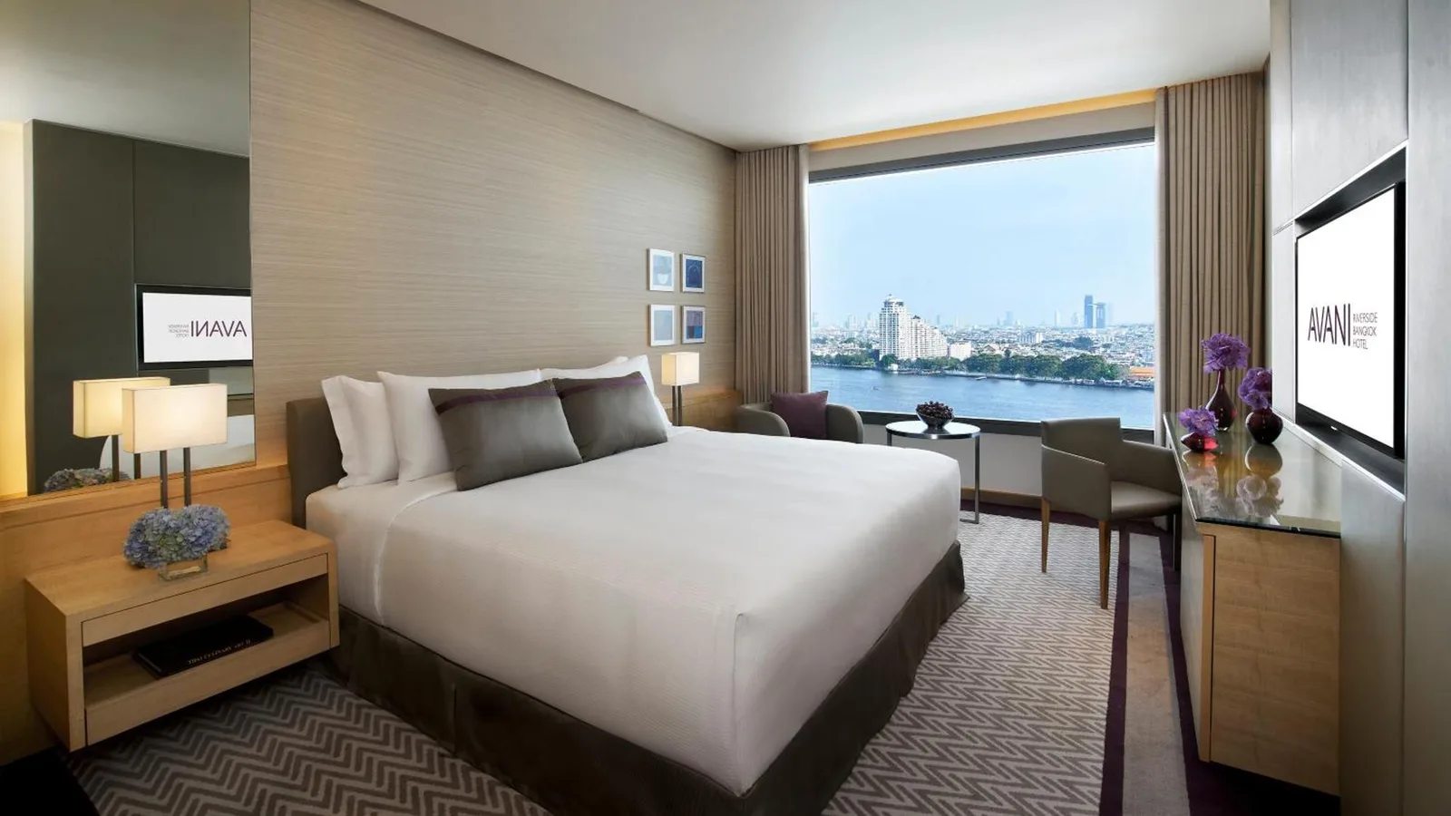Gemütliches King-Zimmer im Avani Plus Riverside Bangkok Hotel mit Flussblick