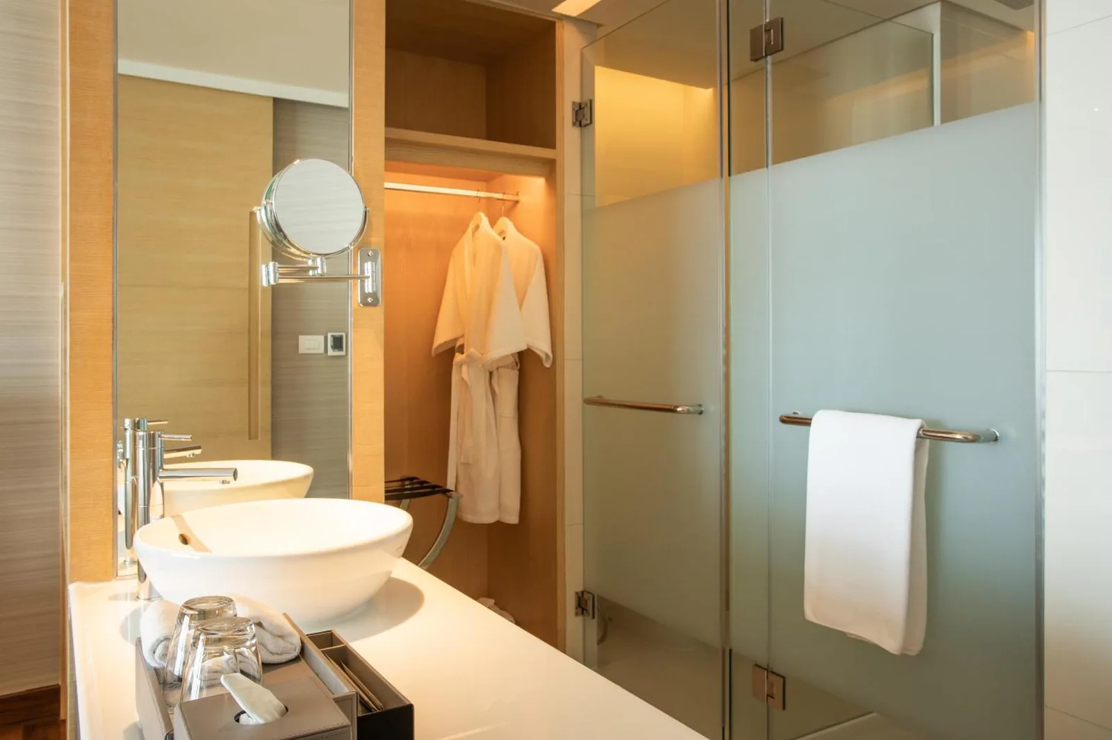 Schickes Badezimmer im Avani Plus Riverside Bangkok Hotel