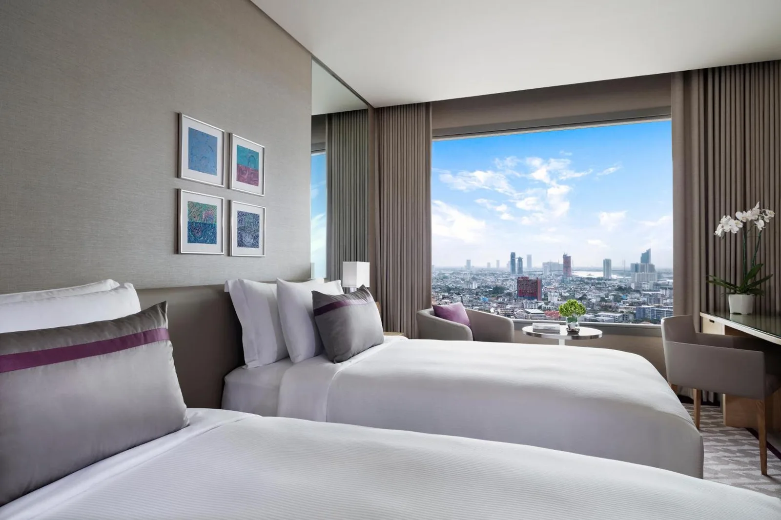 Geräumiges Doppelzimmer mit Stadtblick im Avani Plus Riverside Bangkok Hotel