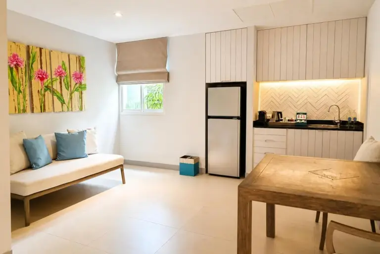 Avani Plus Vacation Club Samui – hotel en Koh Samui, Thailand – una sala de estar con un sofá y una mesa en Avani Plus Vacation Club Samui en Taling Ngam Beach