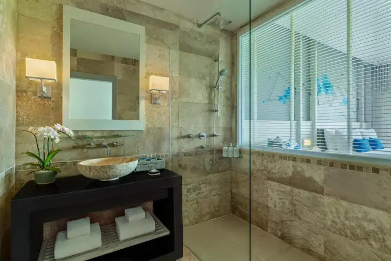 Baño lujoso en Avani Plus Vacation Club Samui