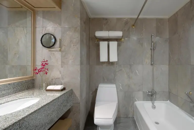 Salle de bains de l'Avani Ratchada Bangkok Hotel avec équipements modernes