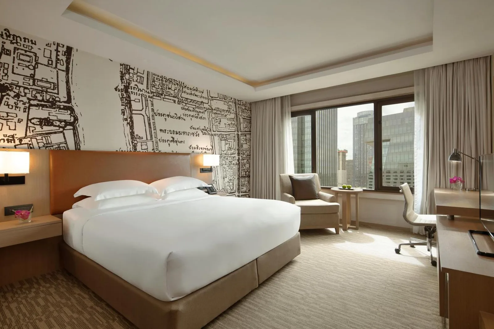 Chambre Deluxe de l'Avani Ratchada Bangkok Hotel avec coin salon