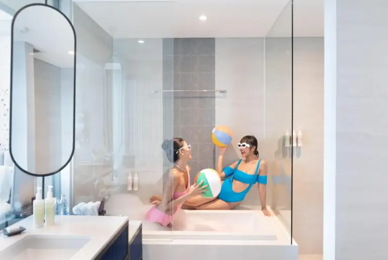 Gäste des Avani Sukhumvit Bangkok Hotels spielen in der Badewanne