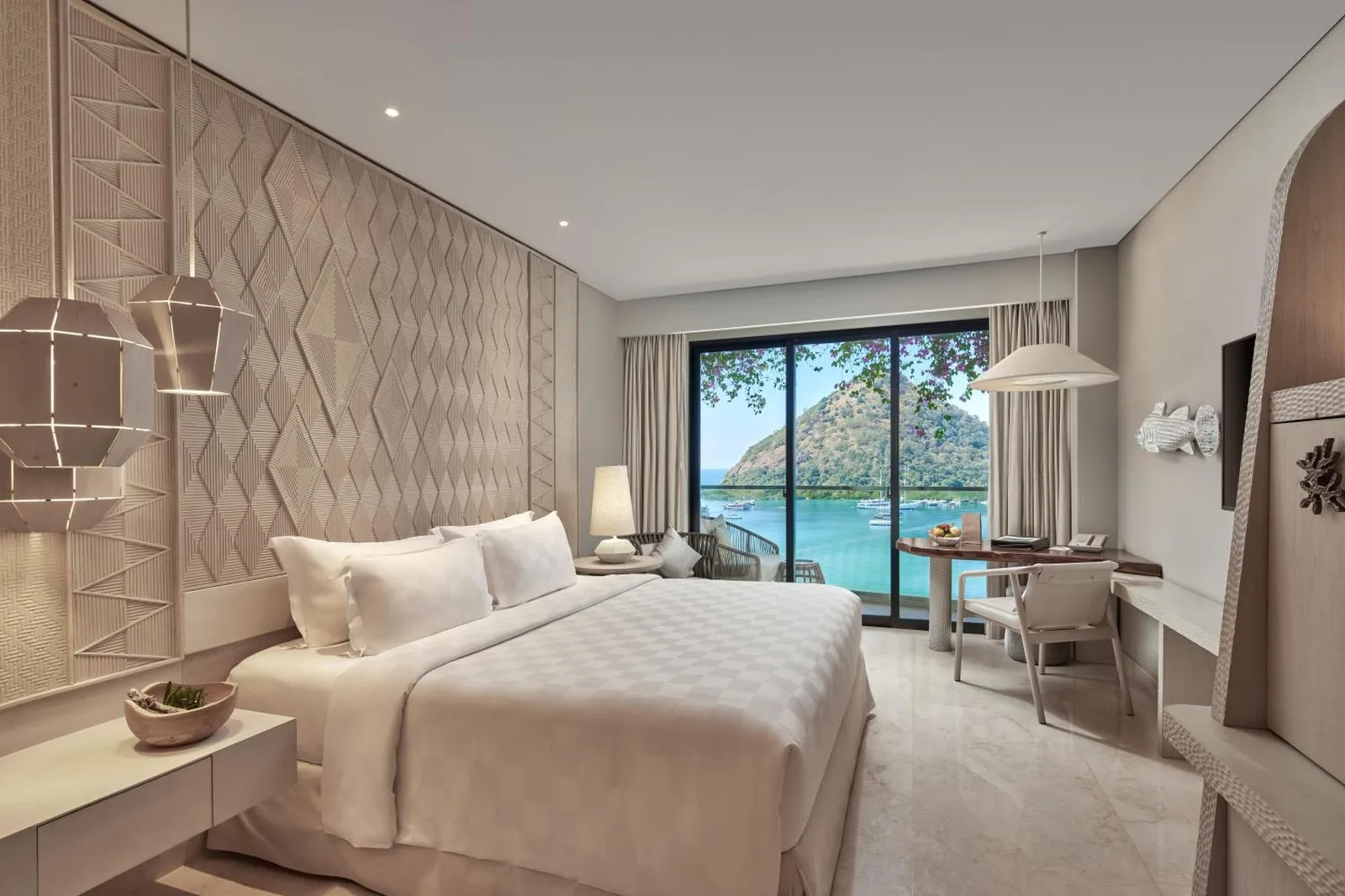 Stilvolles Gästezimmer mit Aussicht im AYANA Komodo