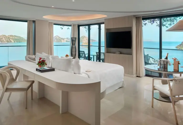Luxus-Suite im AYANA Komodo Waecicu Beach
