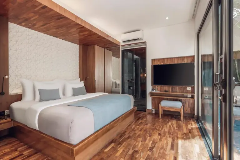 Dormitorio elegante en Ayona Villa Seminyak by Ini Vie Hospitality