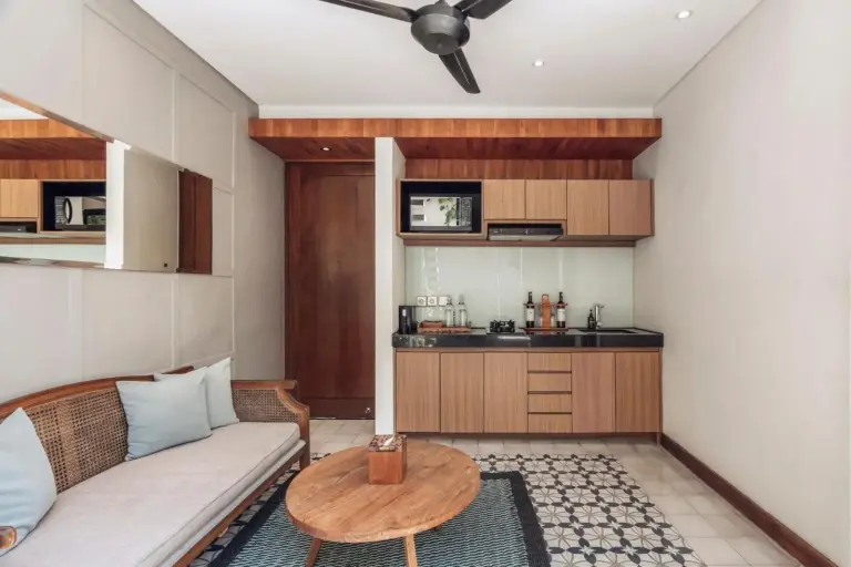 Cocina americana funcional en Ayona Villa Seminyak by Ini Vie Hospitality