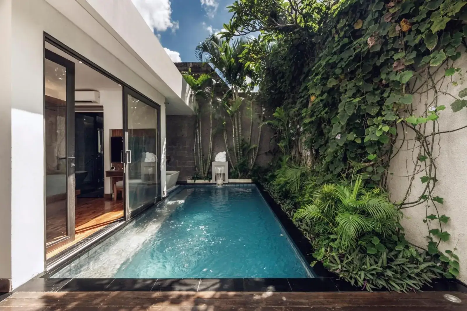 Acogedora zona de descanso junto a la piscina en Ayona Villa Seminyak by Ini Vie Hospitality