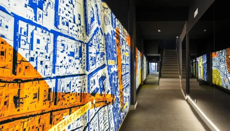 Künstlerischer Flur Innenraum im B&B HOTEL Madrid Centro Puerta del Sol