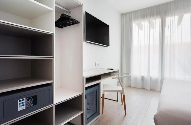 Arbeitsbereich und Stauraum im Zimmer im B&B HOTEL Madrid Centro Puerta del Sol