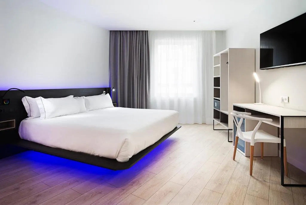 Stylisches Schlafzimmer mit Beleuchtung im B&B HOTEL Madrid Centro Puerta del Sol