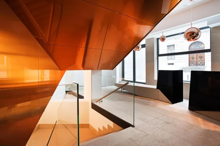 Stilvolles Lobby-Design des B&B HOTEL Madrid Centro Puerta del Sol