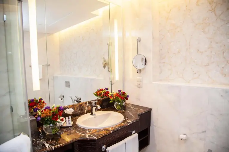 Detalle elegante del baño en Bab Al Qasr Hotel, Abu Dhabi