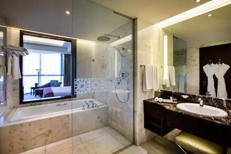 Baño lujoso en Bab Al Qasr Hotel, Abu Dhabi