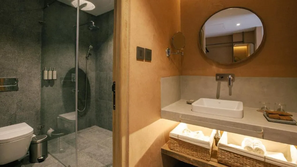 Shower and bathroom area in Bagaincha Resort & Spa