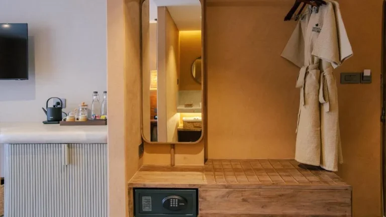 Wardrobe and mirror in the guest room at Bagaincha Resort & Spa