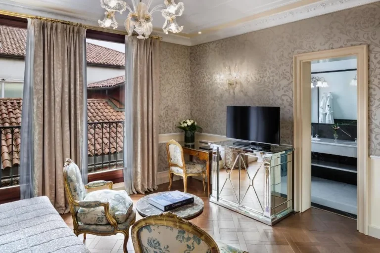 Living area of a suite at Baglioni Hotel Luna in Venice