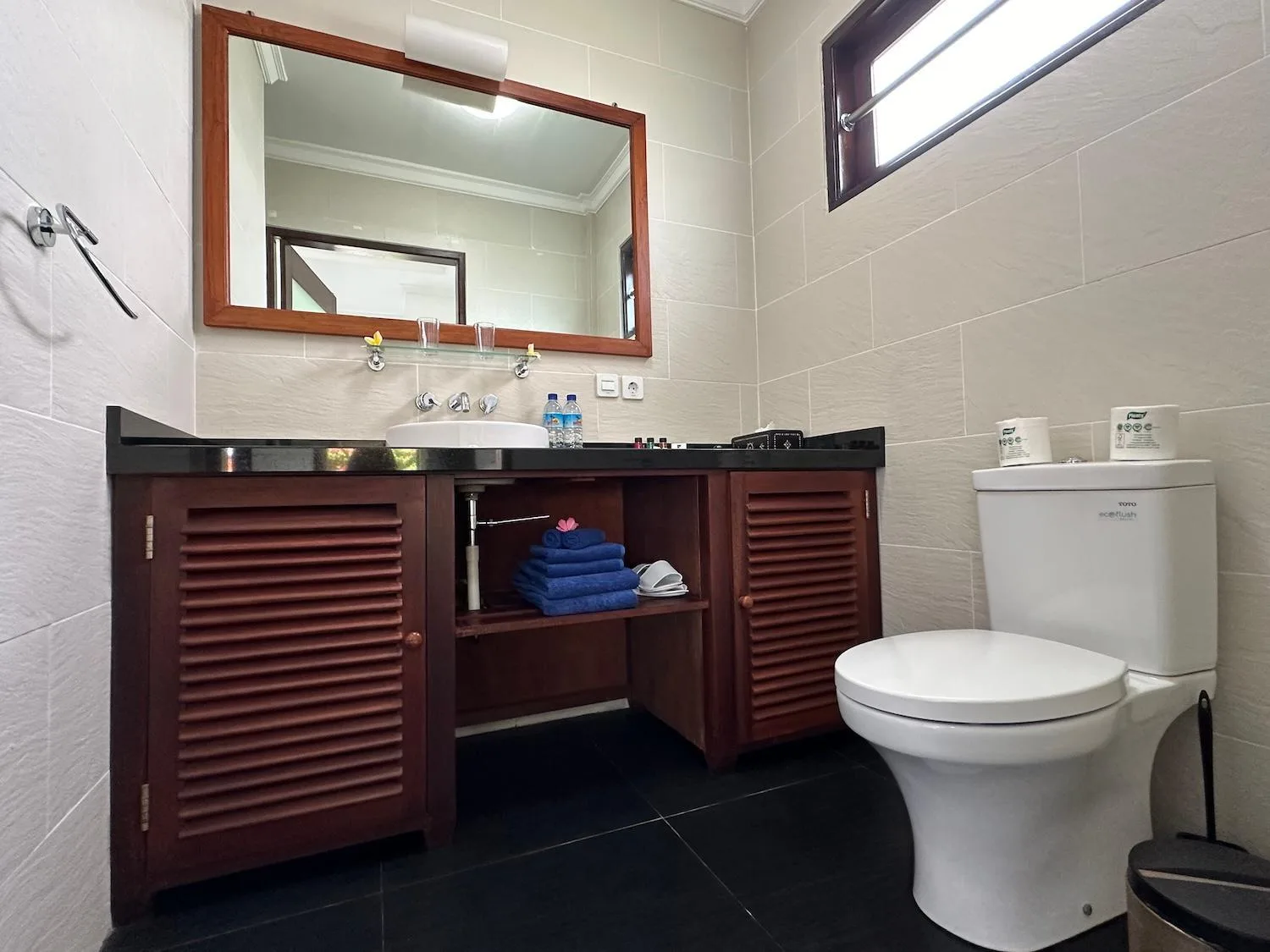 Bale Solah Lombok Holiday Resort – hôtel à Mataram, Indonésie – un lit avec draps et oreillers blancs dans une chambre au Bale Solah Lombok Holiday Resort à Senggigi