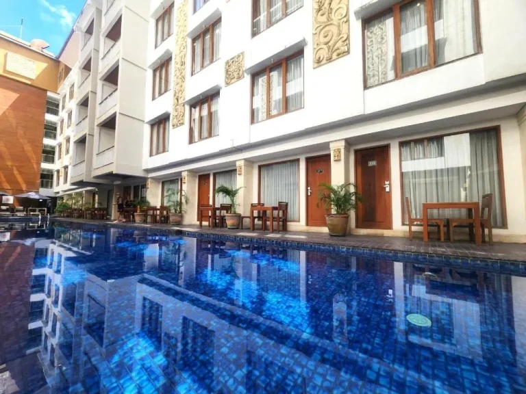 Vue au bord de la piscine au Bali Sun Tropical Hotel & Spa