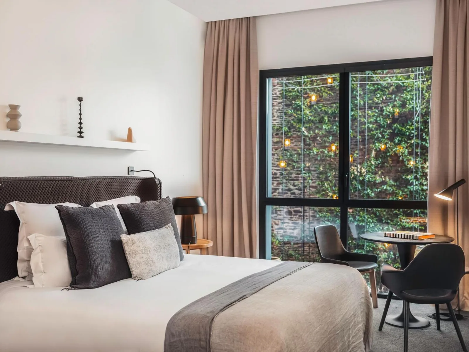 Zimmeratmosphäre mit Dekor im Balthazar Hotel & Spa Rennes - MGallery Collection