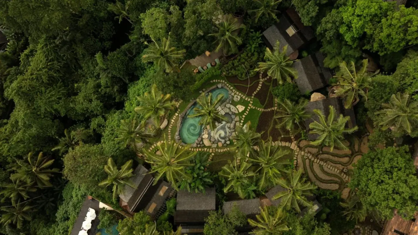 Luftaufnahme des Bambu Indah Resort in Ubud