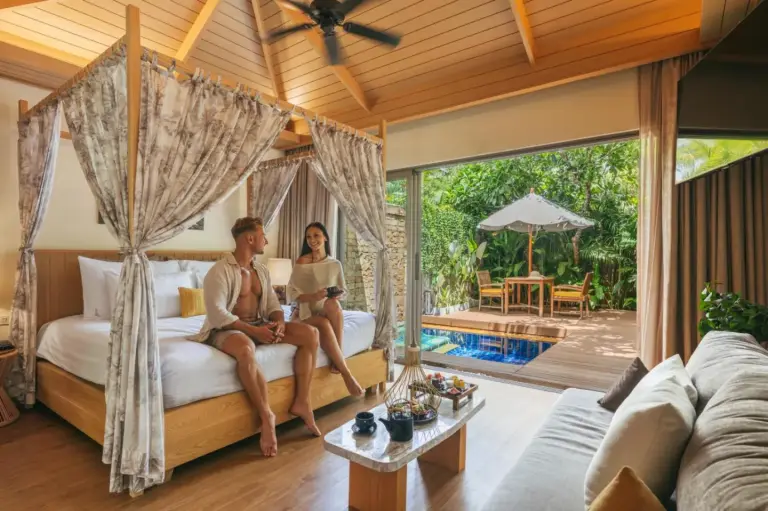 Pareja disfrutando de su tiempo en la villa de Bandara Spa Resort & Pool Villas
