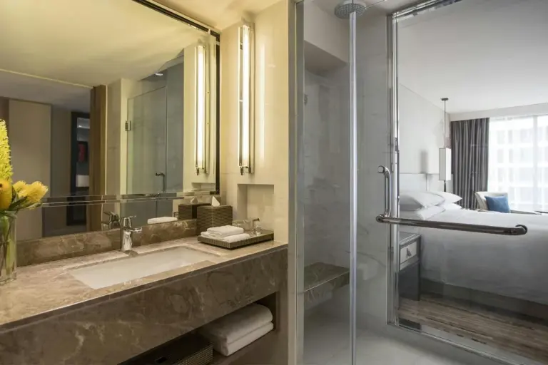 Elegante baño de una habitación de Bangkok Marriott Marquis Queens Park, con servicios de lujo.