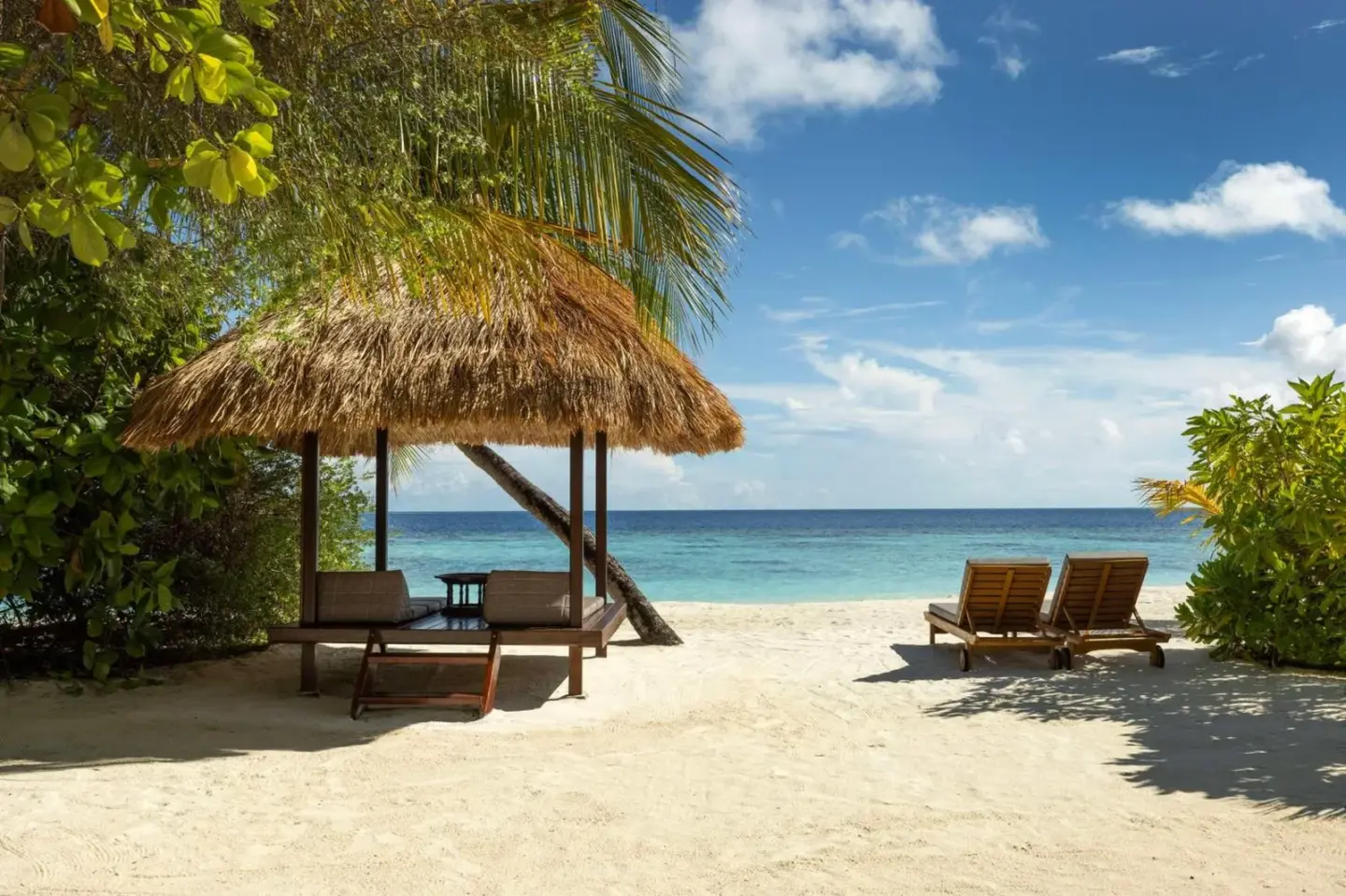 Banyan Tree Vabbinfaru beach cabana with loungers