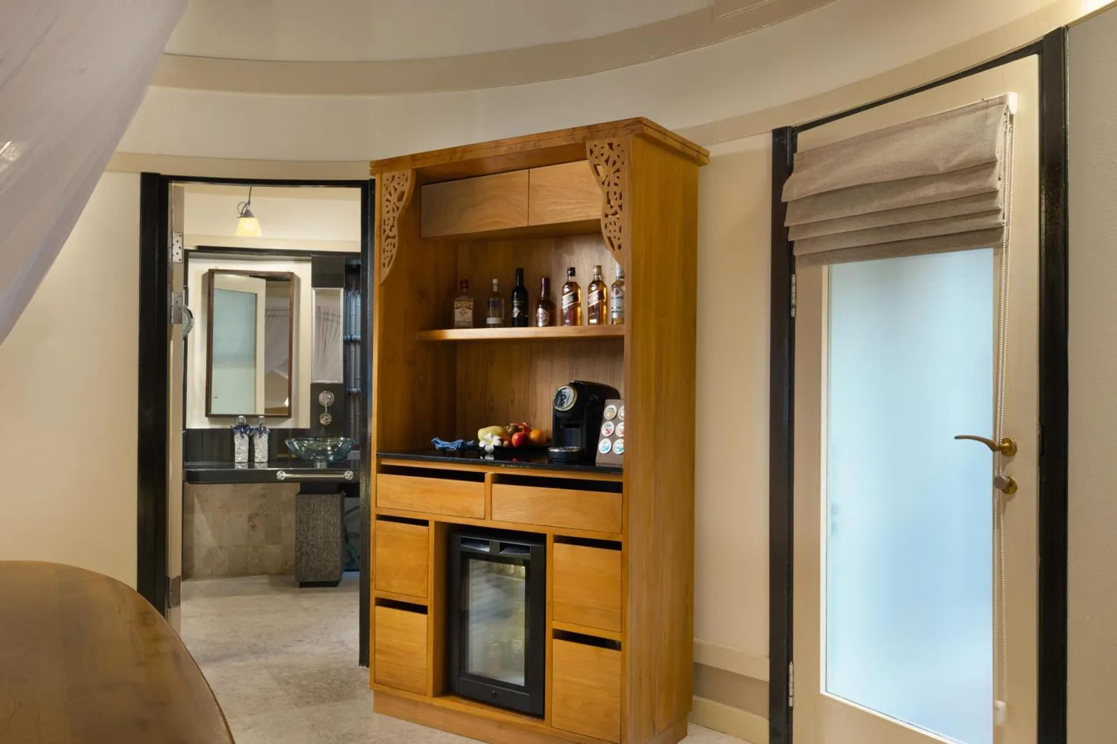 Banyan Tree Vabbinfaru in-room bar and appliances
