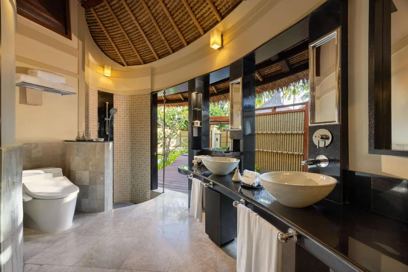 Banyan Tree Vabbinfaru luxury bathroom