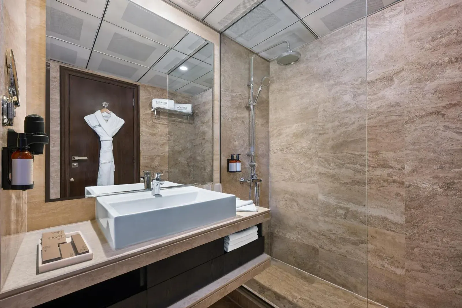 Modernes Badezimmer im Barcelo Al Jaddaf, Dubai mit Badewanne, begehbarer Dusche und Waschtisch