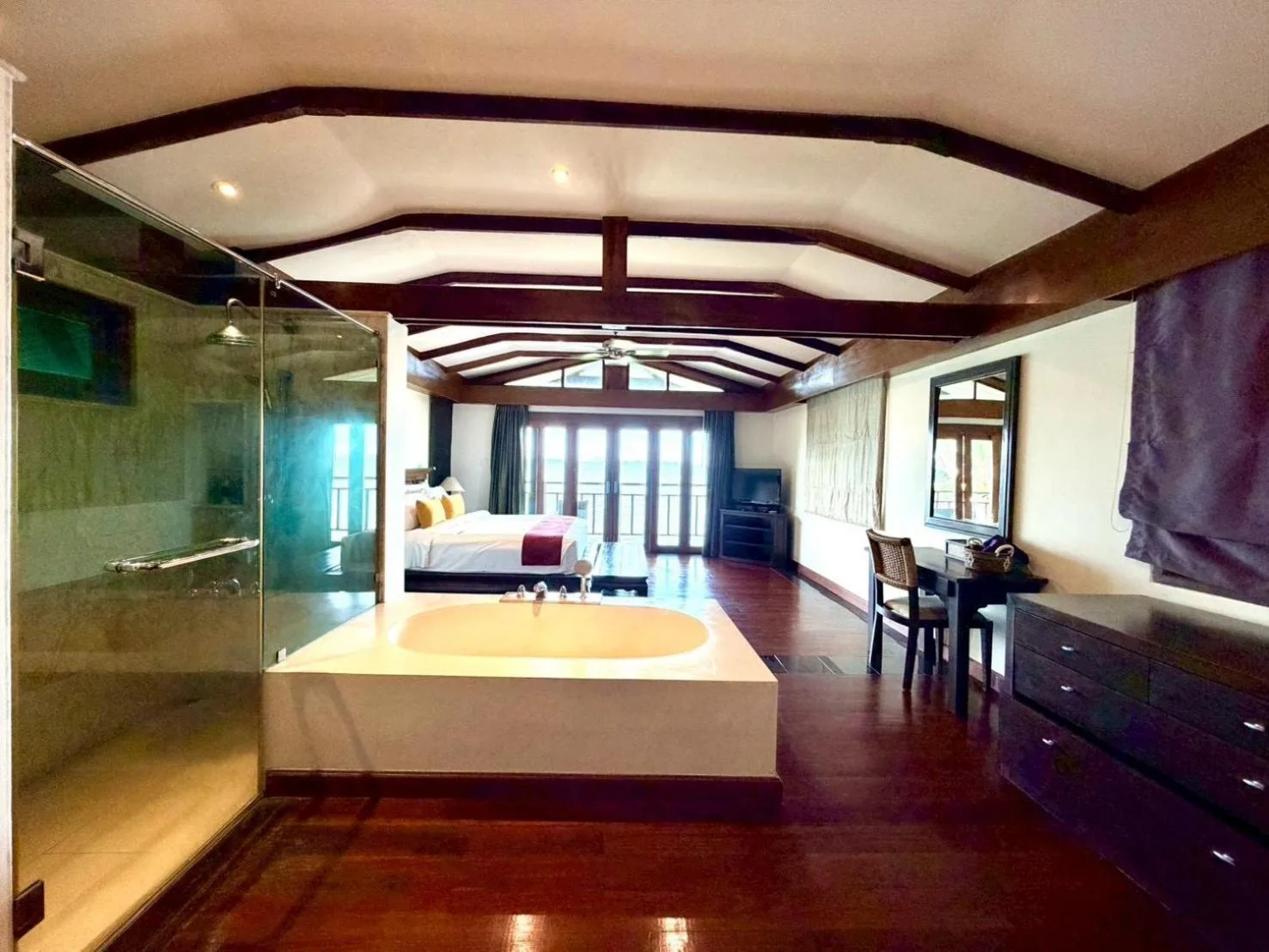 Innenansicht eines Deluxe-Zimmers im Barcelo Coconut Island, Phuket