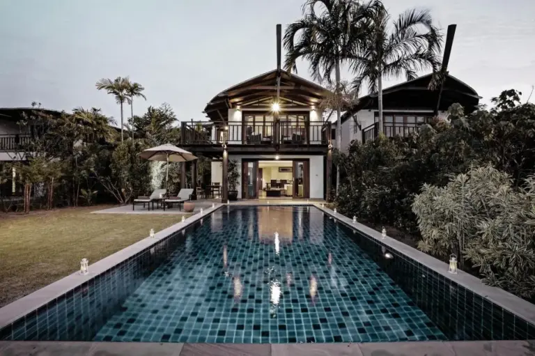 Abendansicht einer Luxusvilla im Barcelo Coconut Island, Phuket