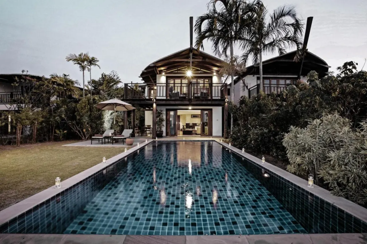 Abendansicht einer Luxusvilla im Barcelo Coconut Island, Phuket