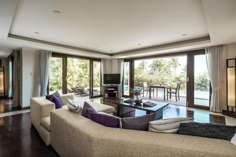 Geräumiges Wohnzimmer im Barcelo Coconut Island, Phuket