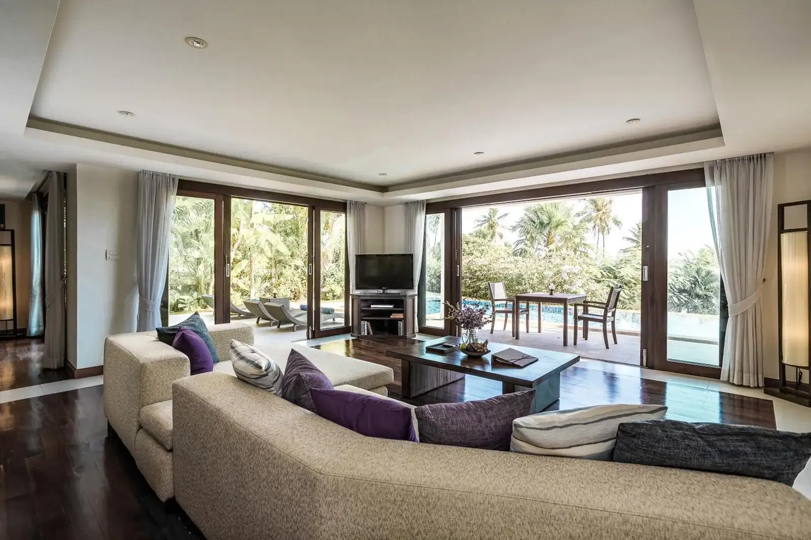 Geräumiges Wohnzimmer im Barcelo Coconut Island, Phuket