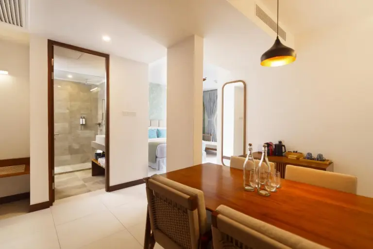 Zona de comedor en la suite de Barceló Nasandhura Male