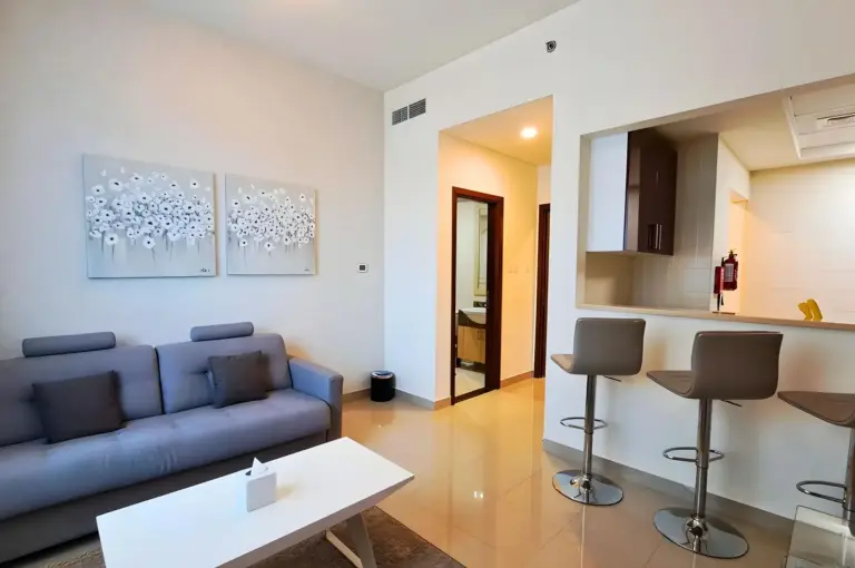 Stilvoller Wohnbereich im Barceló Residences Dubai Marina